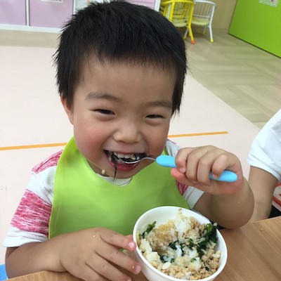 たくさん遊び、たくさん食べる子どもたち👧🏻👦🏼🍙 キャッチ画像